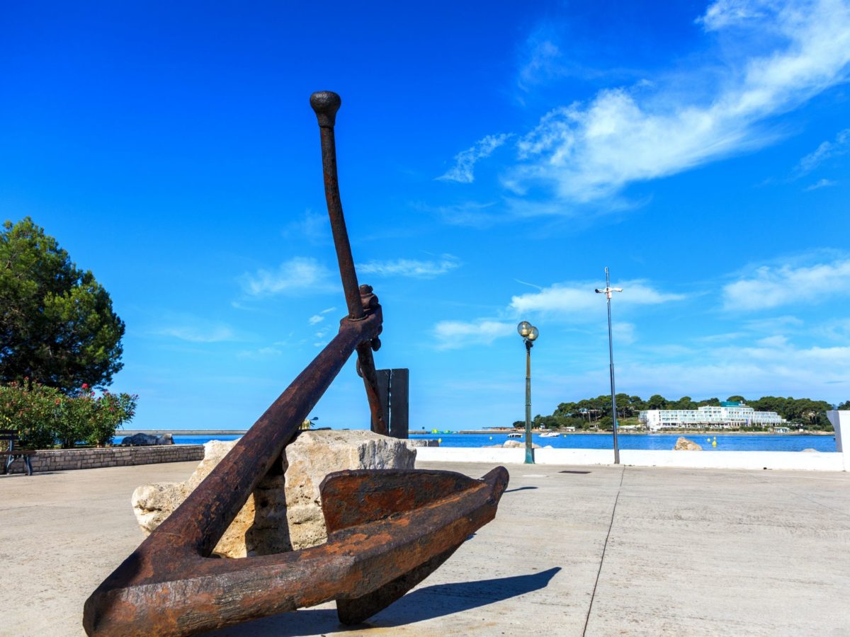 Small thumbs full width